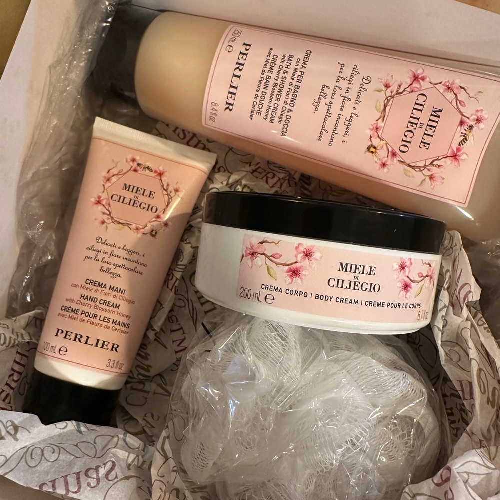 Perlier Miele Cherry blossom Gift Set in gorgeous gold box BRAND NEW gift set !! - Picture 3 of 5